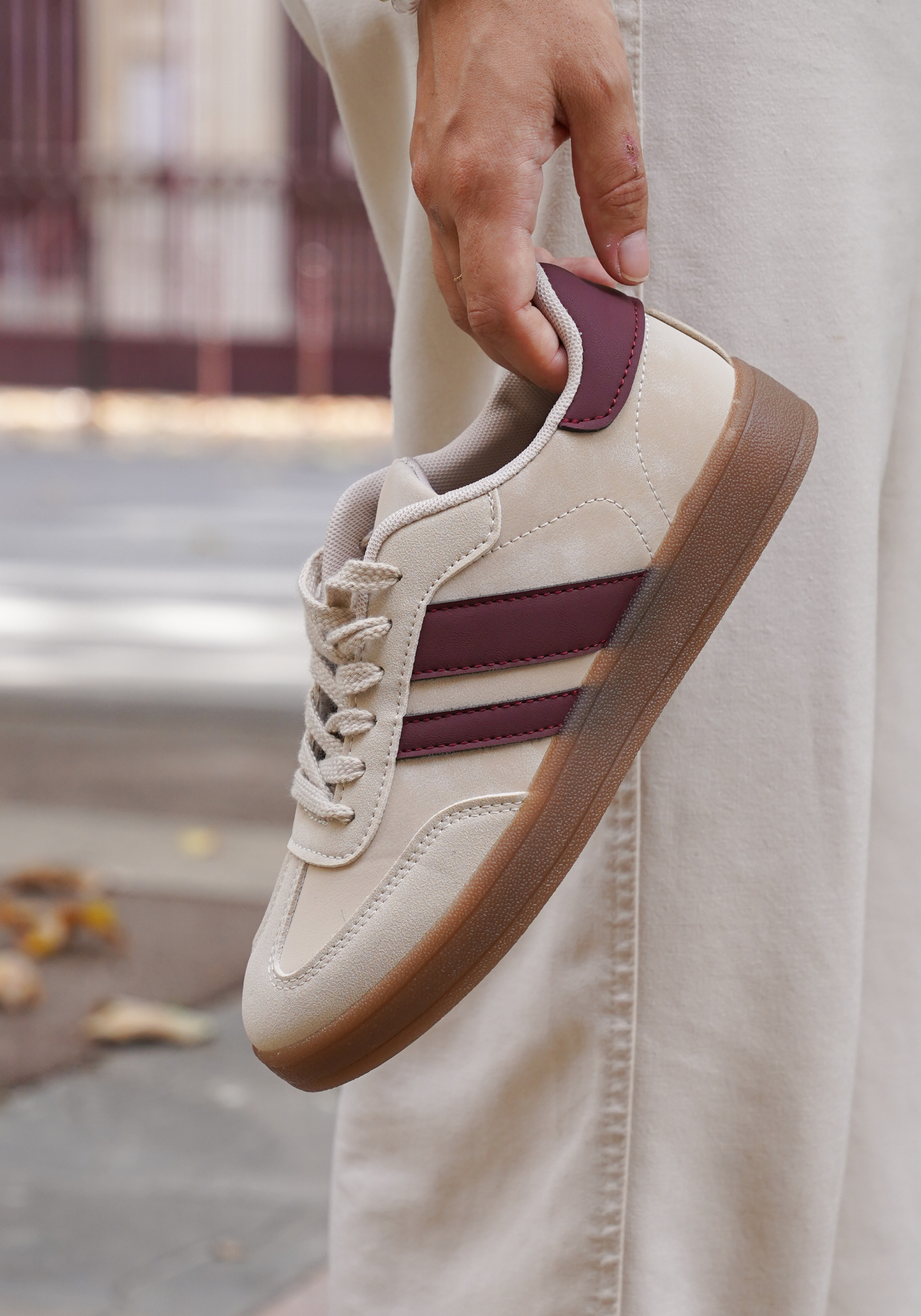 BASKETS BEIGE À BANDES BORDEAUX - Casualmode.fr