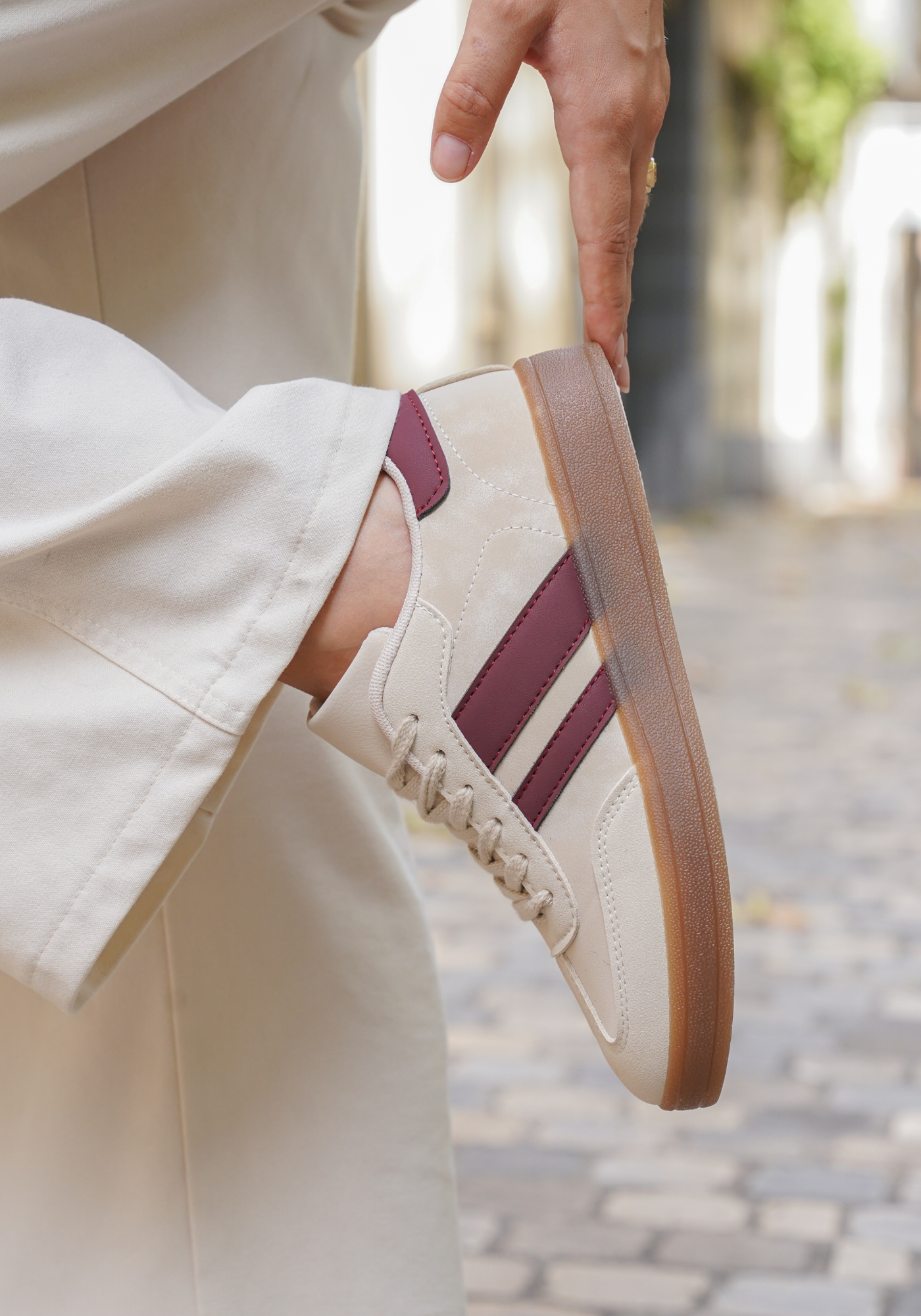 BASKETS BEIGE À BANDES BORDEAUX - Casualmode.fr