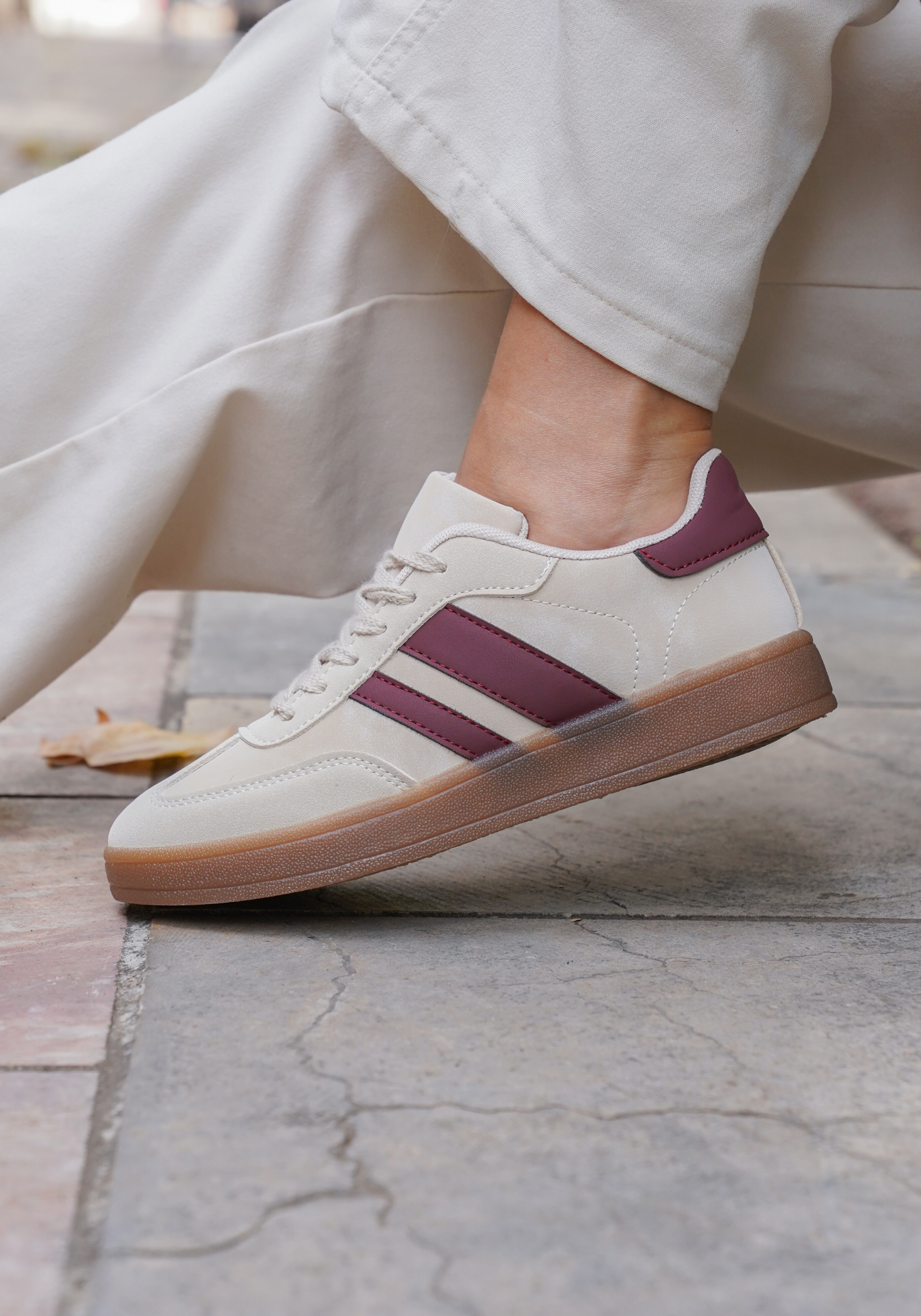 BASKETS BEIGE À BANDES BORDEAUX - Casualmode.fr
