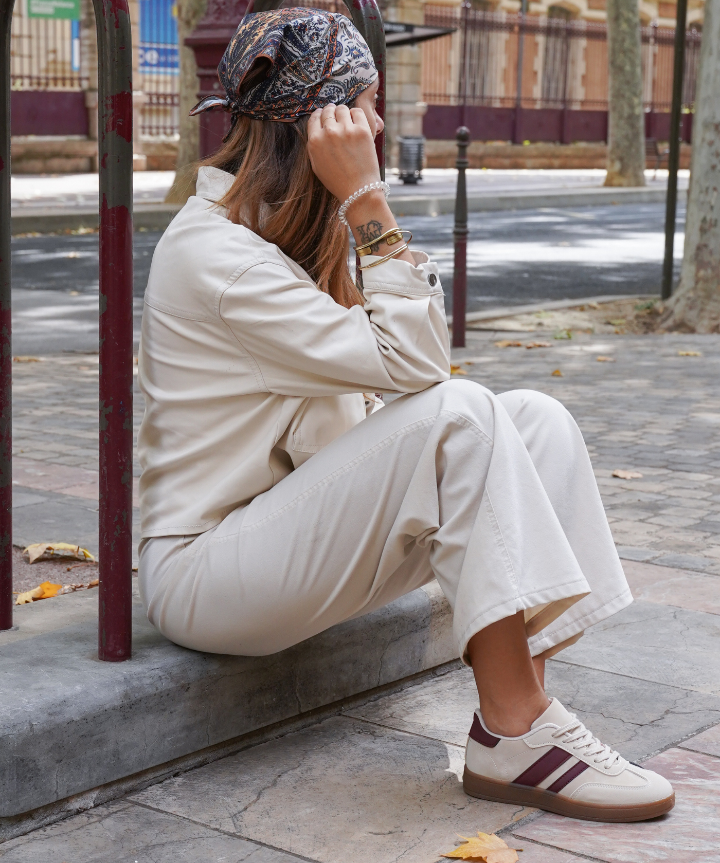 BASKETS BEIGE À BANDES BORDEAUX - Casualmode.fr