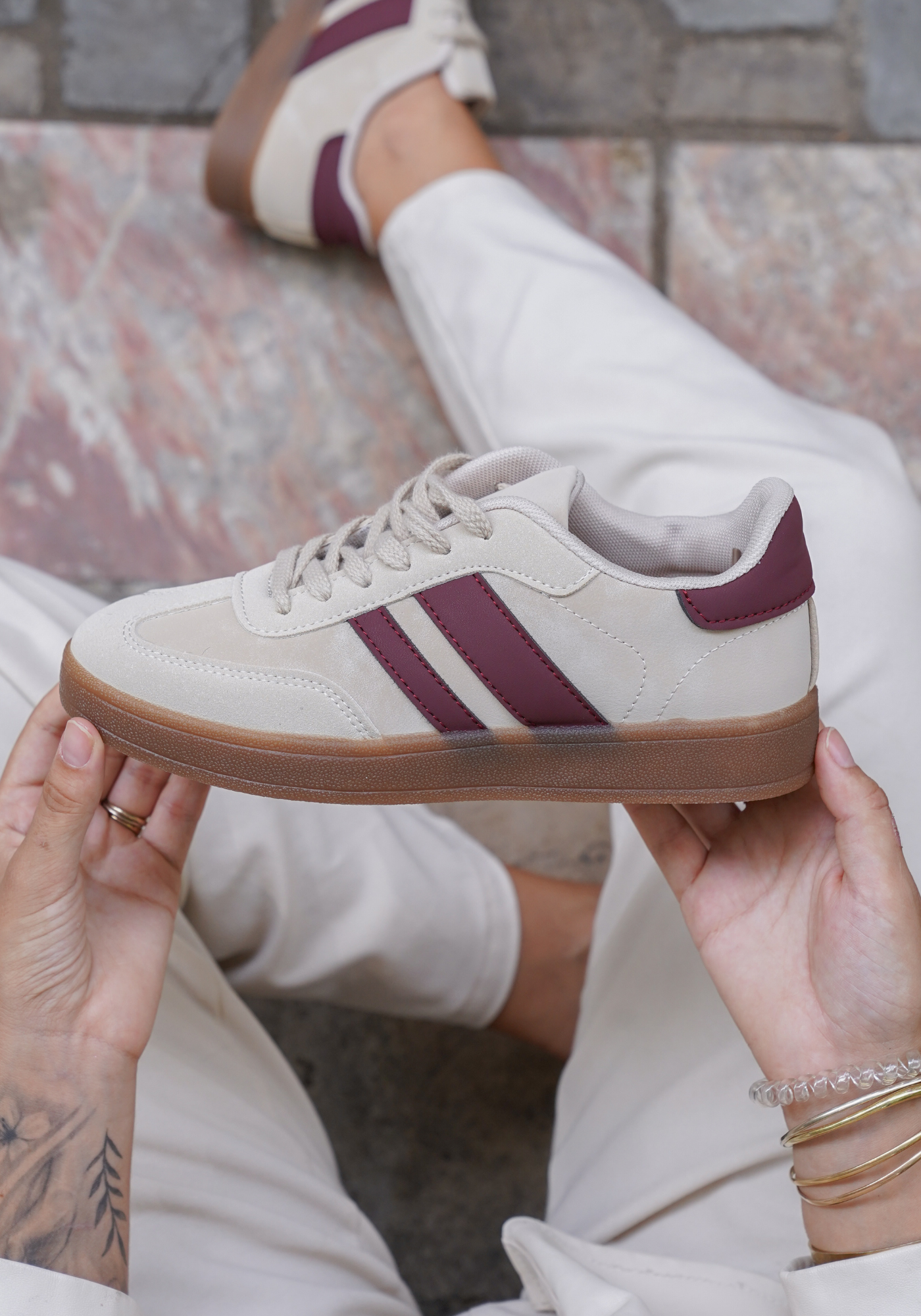 BASKETS BEIGE À BANDES BORDEAUX - Casualmode.fr