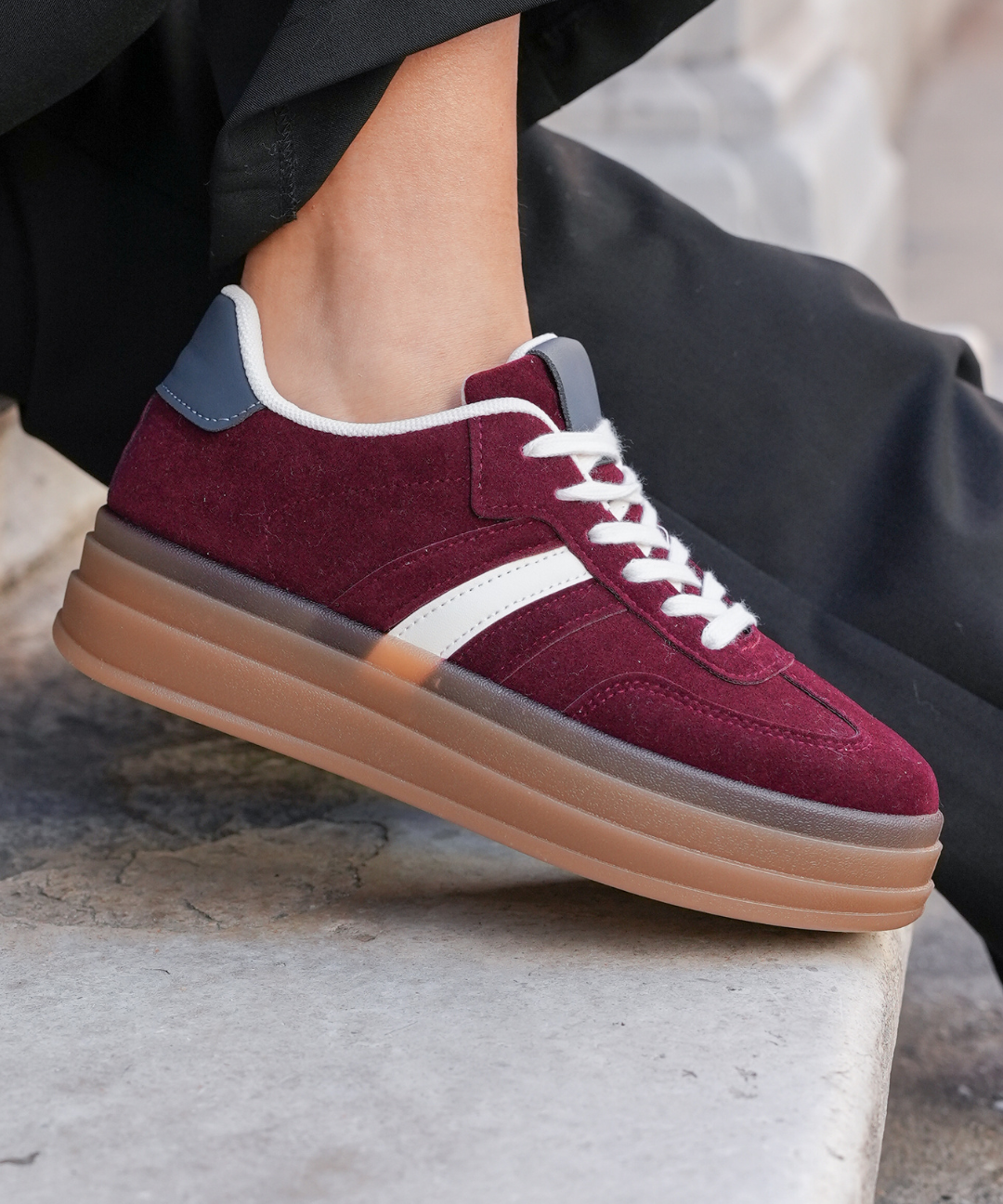BASKETS BORDEAUX AVEC DÉTAILS BLANCS SEMELLE ÉPAISSE - Casualmode.fr