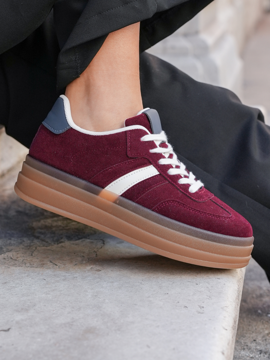 BASKETS BORDEAUX AVEC DÉTAILS BLANCS SEMELLE ÉPAISSE - Casualmode.fr