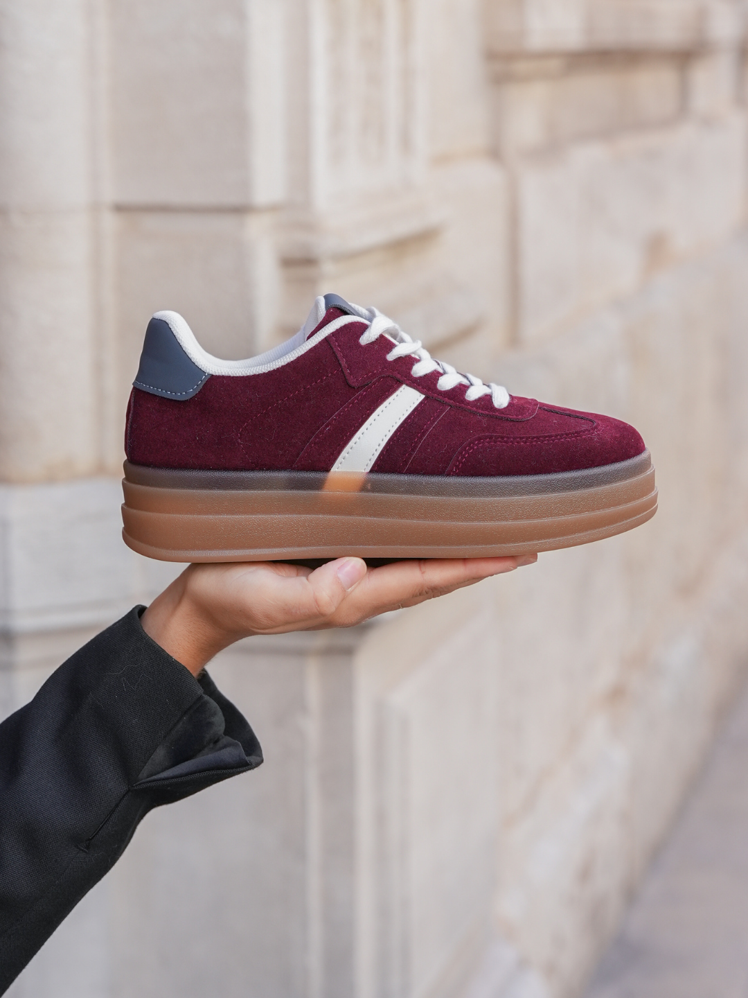 BASKETS BORDEAUX AVEC DÉTAILS BLANCS SEMELLE ÉPAISSE - Casualmode.fr