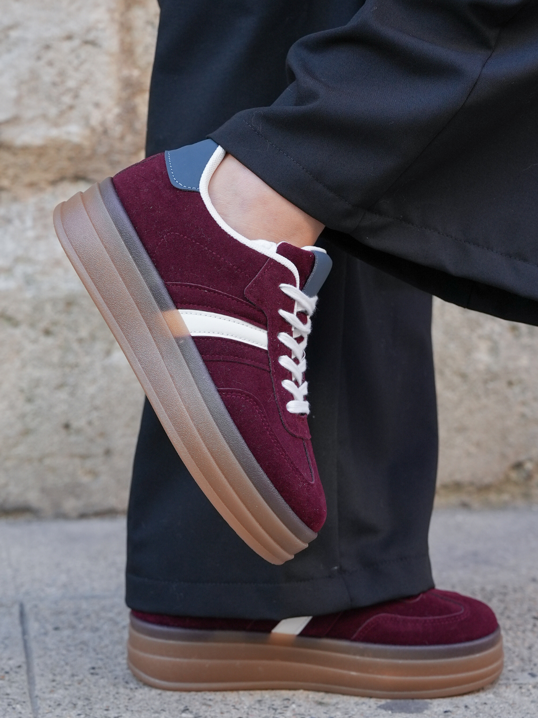 BASKETS BORDEAUX AVEC DÉTAILS BLANCS SEMELLE ÉPAISSE - Casualmode.fr