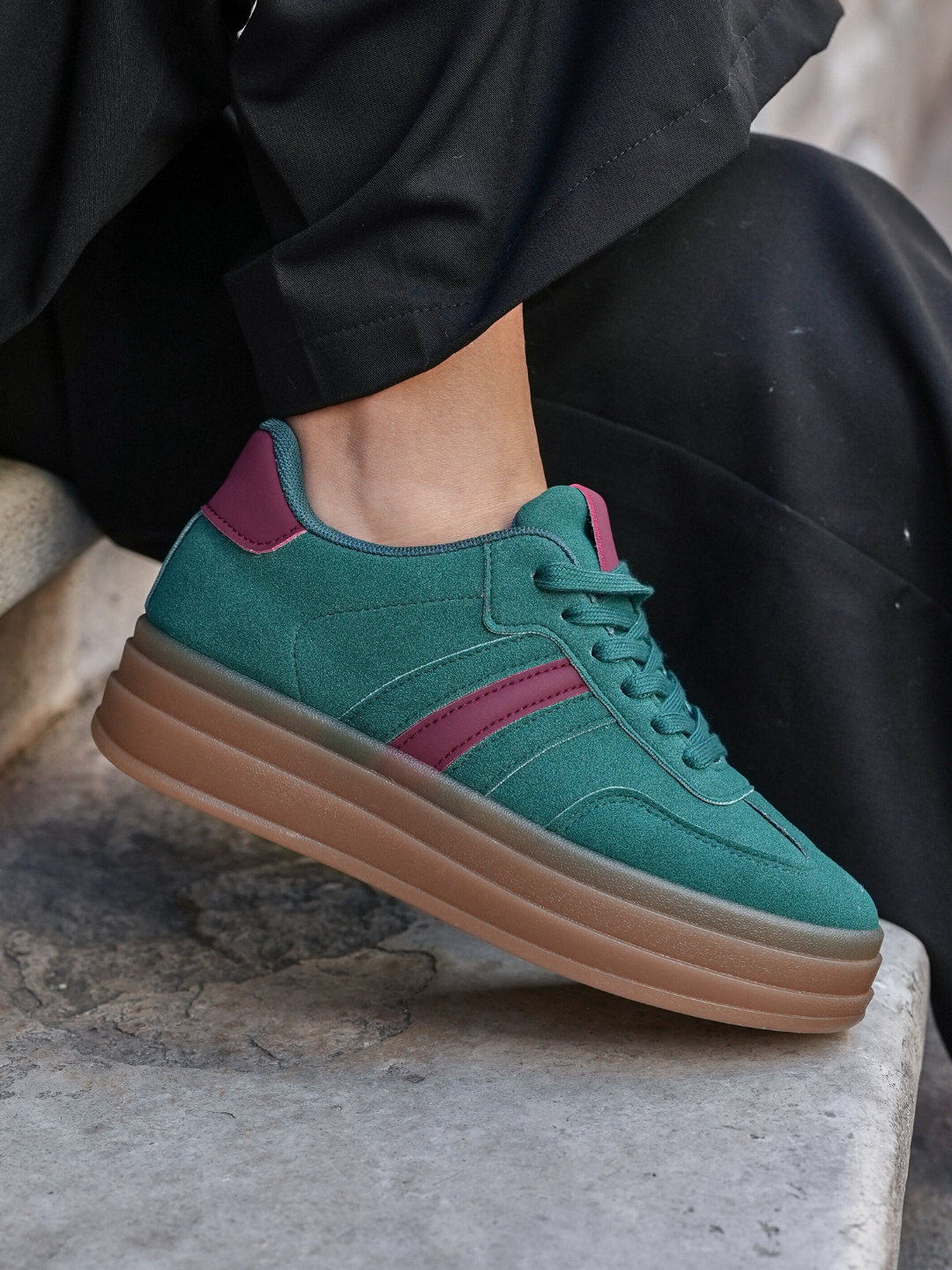 BASKETS VERT ÉMERAUDE AVEC DÉTAILS BORDEAUX - Casualmode.fr