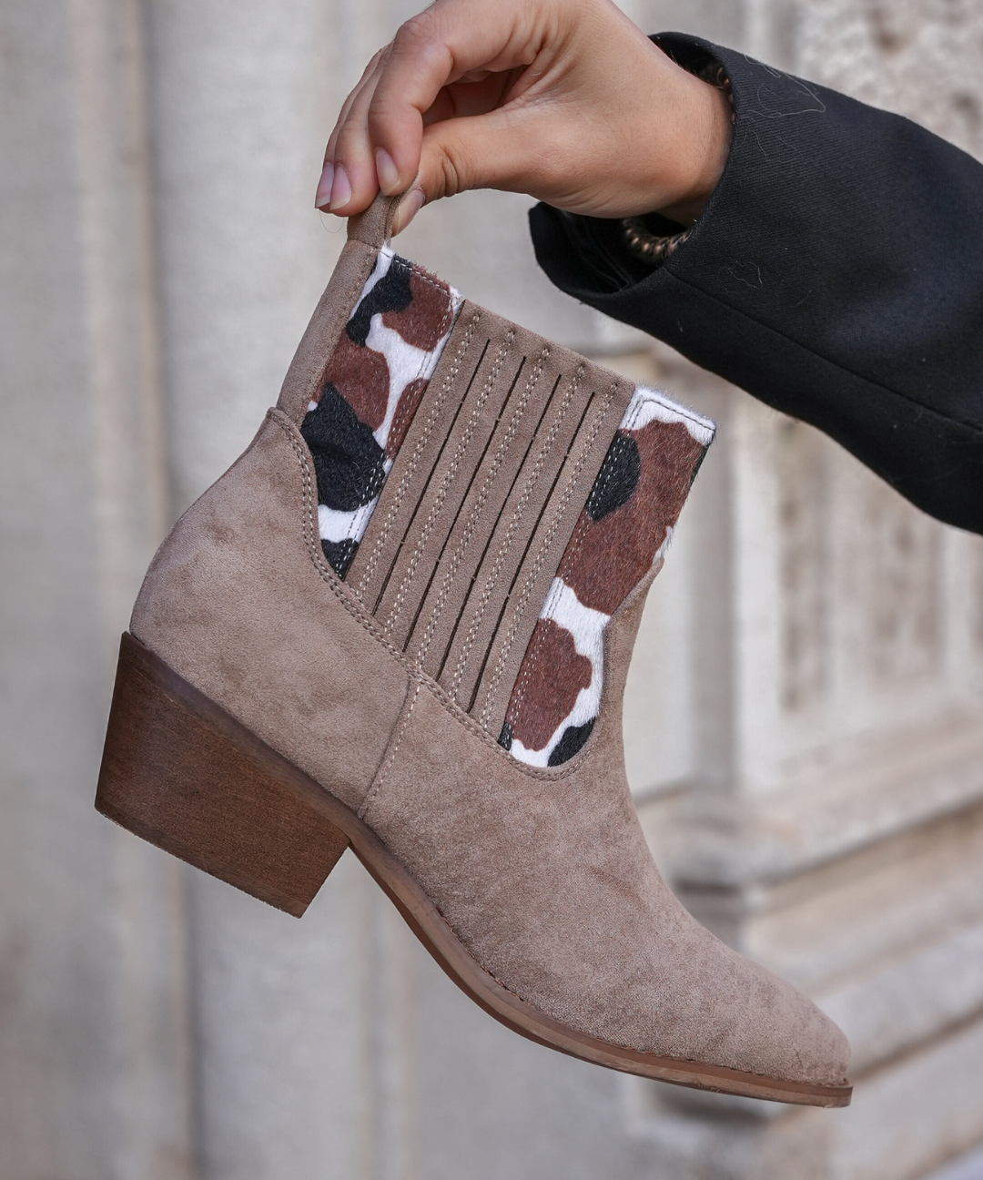 BOTTINES TAUPE FEMME À TALON – DÉTAIL IMPRIMÉ VACHE - Casualmode.fr