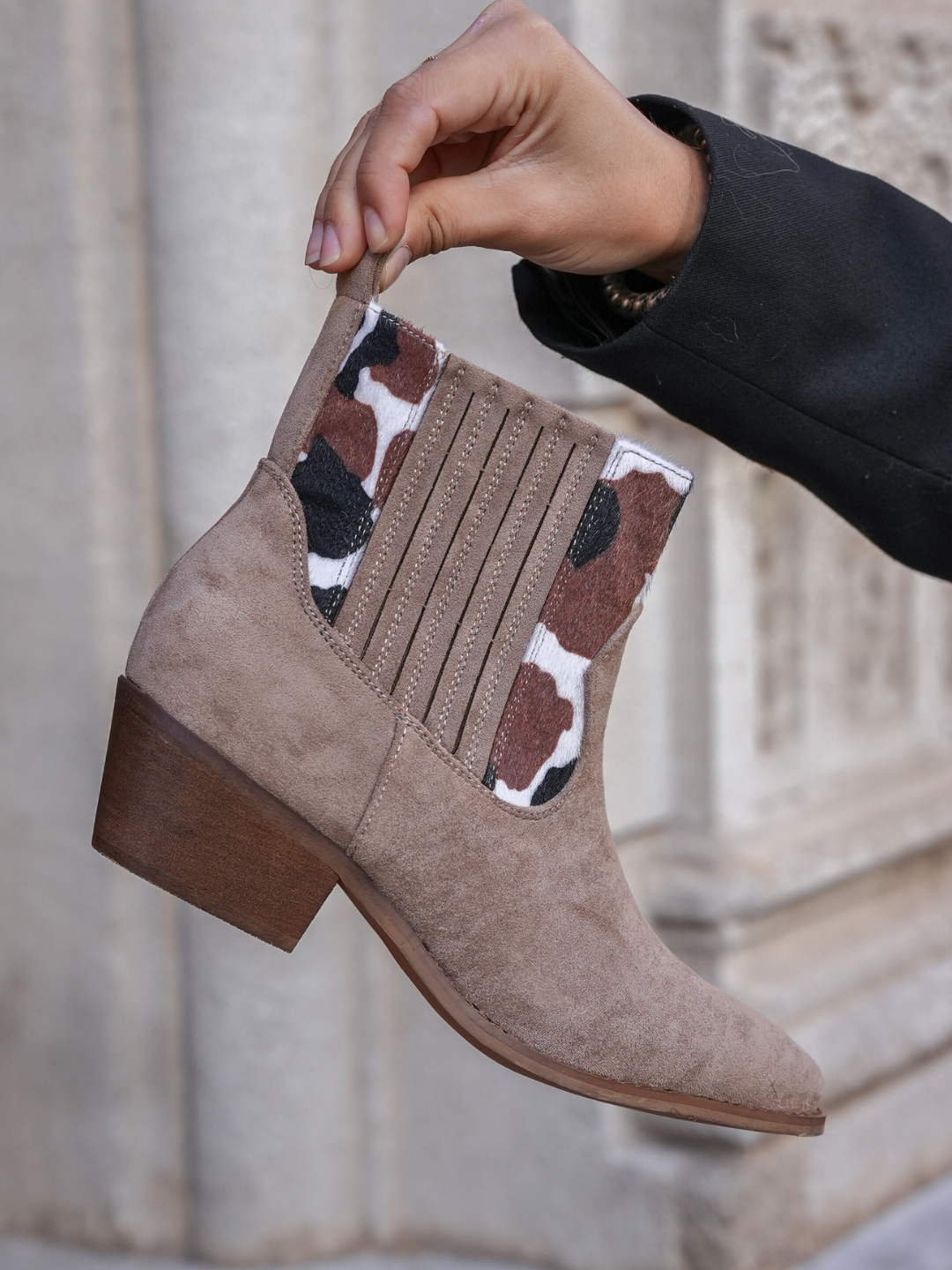 BOTTINES TAUPE FEMME À TALON – DÉTAIL IMPRIMÉ VACHE - Casualmode.fr