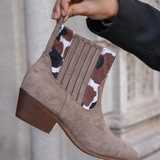 BOTTINES TAUPE FEMME À TALON – DÉTAIL IMPRIMÉ VACHE - Casualmode.fr