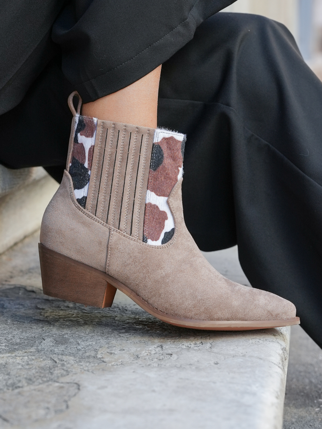 BOTTINES TAUPE FEMME À TALON – DÉTAIL IMPRIMÉ VACHE - Casualmode.fr