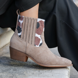 BOTTINES TAUPE FEMME À TALON – DÉTAIL IMPRIMÉ VACHE - Casualmode.fr