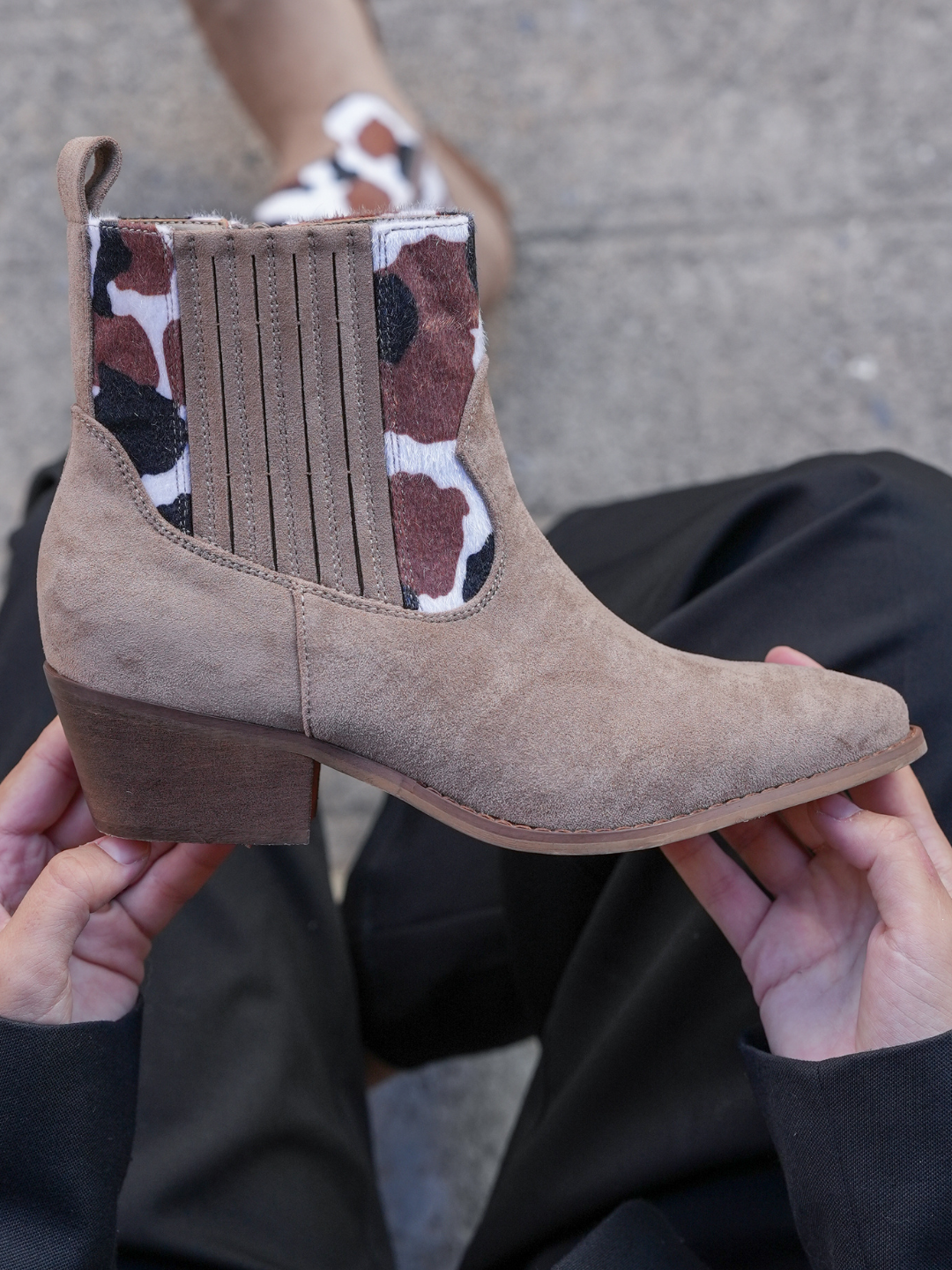 BOTTINES TAUPE FEMME À TALON – DÉTAIL IMPRIMÉ VACHE - Casualmode.fr