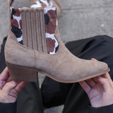 BOTTINES TAUPE FEMME À TALON – DÉTAIL IMPRIMÉ VACHE - Casualmode.fr