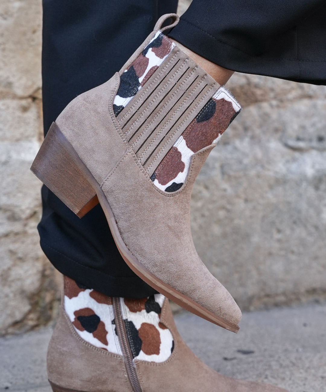 BOTTINES TAUPE FEMME À TALON – DÉTAIL IMPRIMÉ VACHE - Casualmode.fr