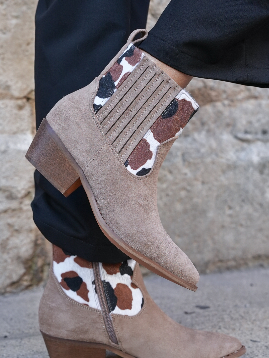 BOTTINES TAUPE FEMME À TALON – DÉTAIL IMPRIMÉ VACHE - Casualmode.fr