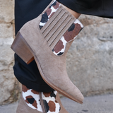 BOTTINES TAUPE FEMME À TALON – DÉTAIL IMPRIMÉ VACHE - Casualmode.fr