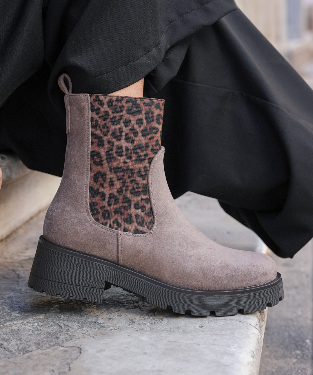 BOTTINES TAUPE AVEC ÉLASTIQUE IMPRIMÉ LÉOPARD - Casualmode.fr