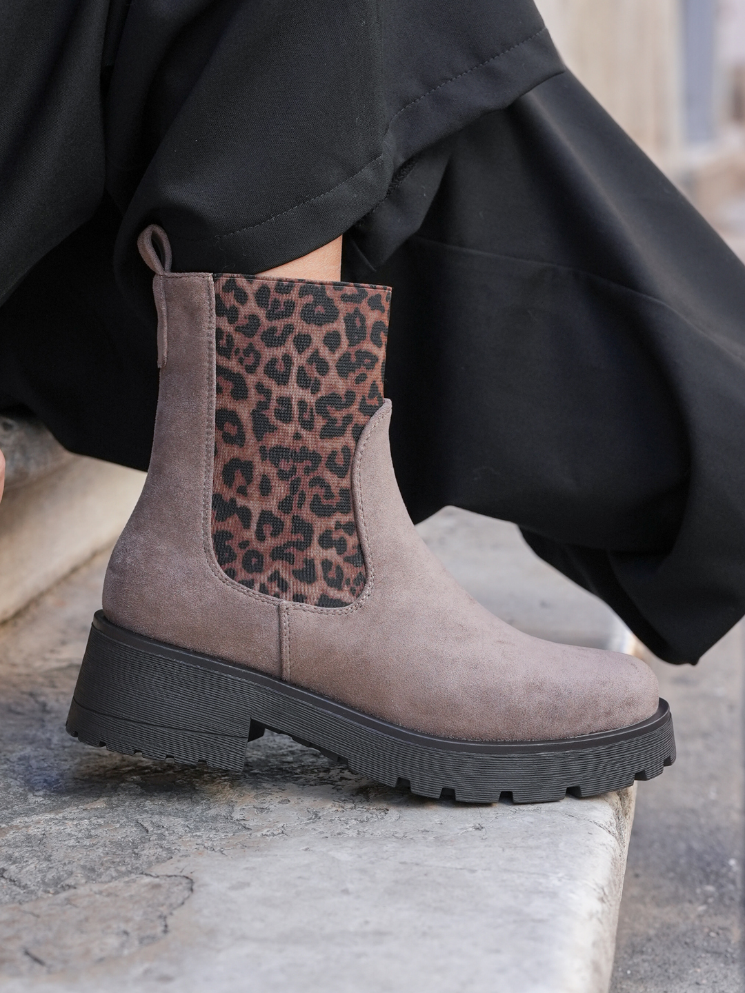 BOTTINES TAUPE AVEC ÉLASTIQUE IMPRIMÉ LÉOPARD - Casualmode.fr