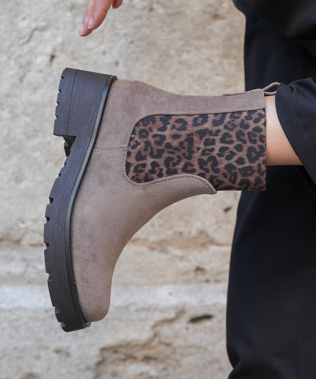 BOTTINES TAUPE AVEC ÉLASTIQUE IMPRIMÉ LÉOPARD - Casualmode.fr