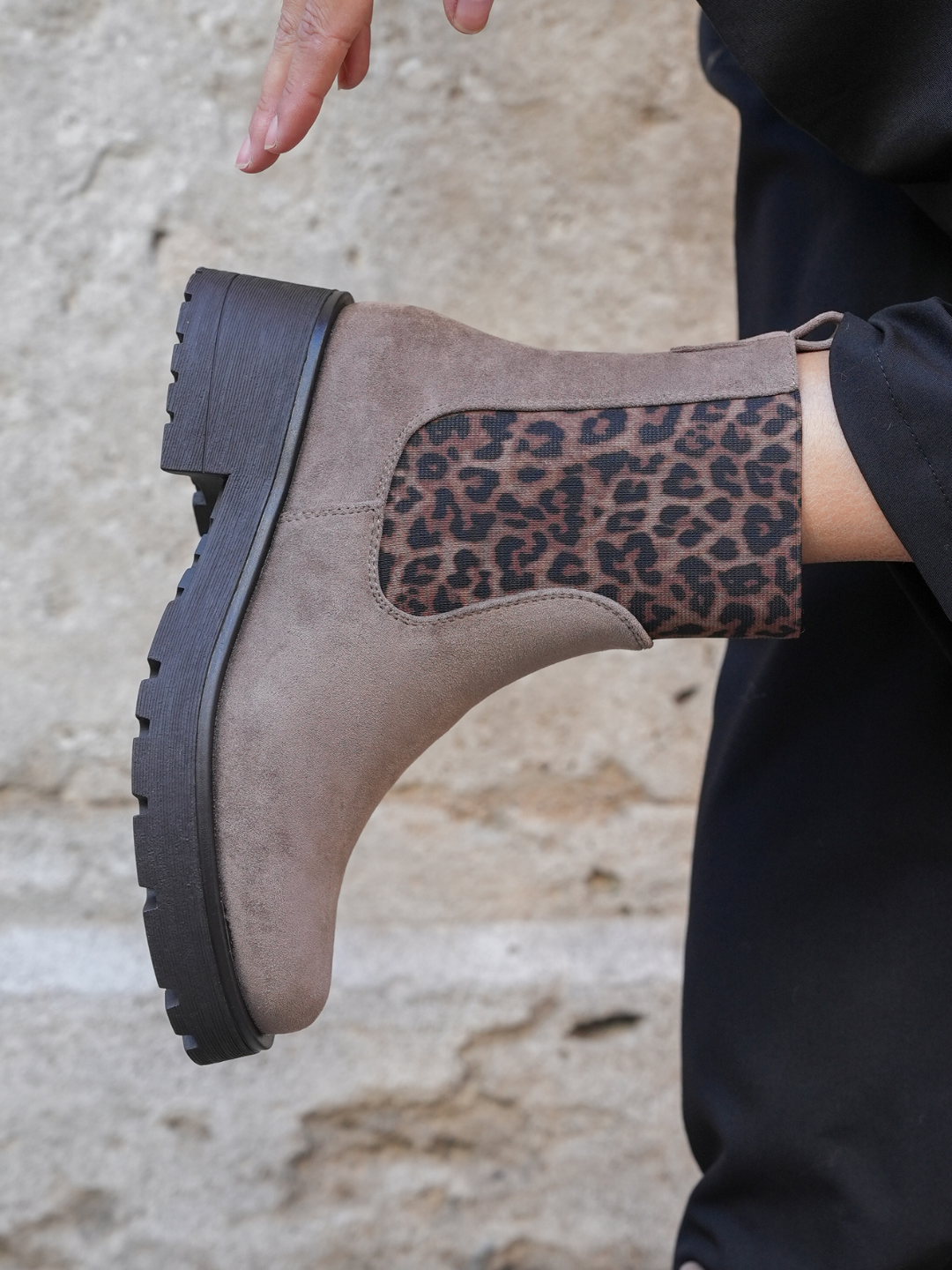 BOTTINES TAUPE AVEC ÉLASTIQUE IMPRIMÉ LÉOPARD - Casualmode.fr