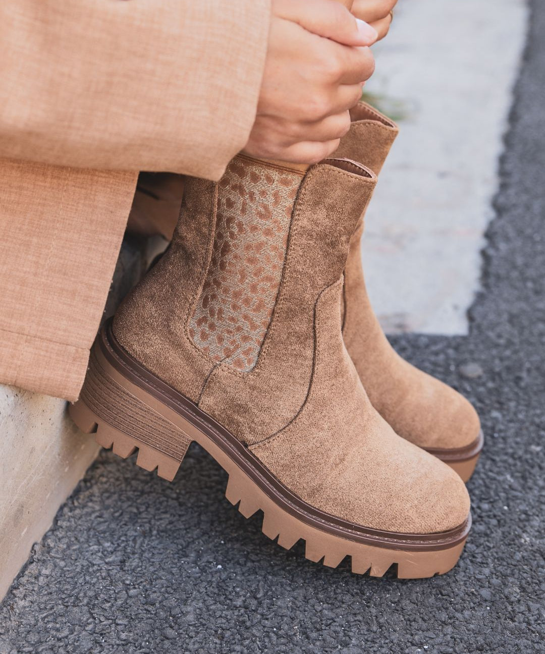 BOTTINES CAMEL AVEC ÉLASTIQUE IMPRIMÉ - Casualmode.fr