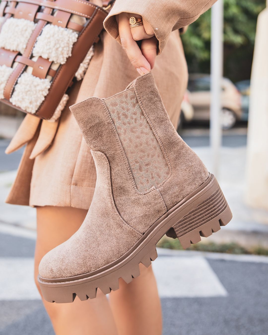 BOTTINES TAUPE AVEC SEMELLE CRANTÉE - Casualmode.fr