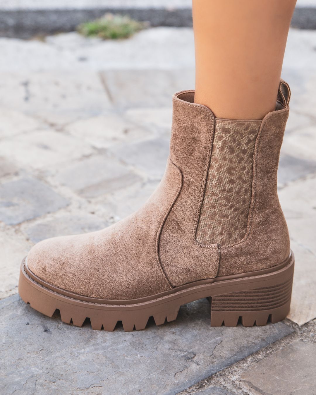 BOTTINES TAUPE AVEC SEMELLE CRANTÉE - Casualmode.fr