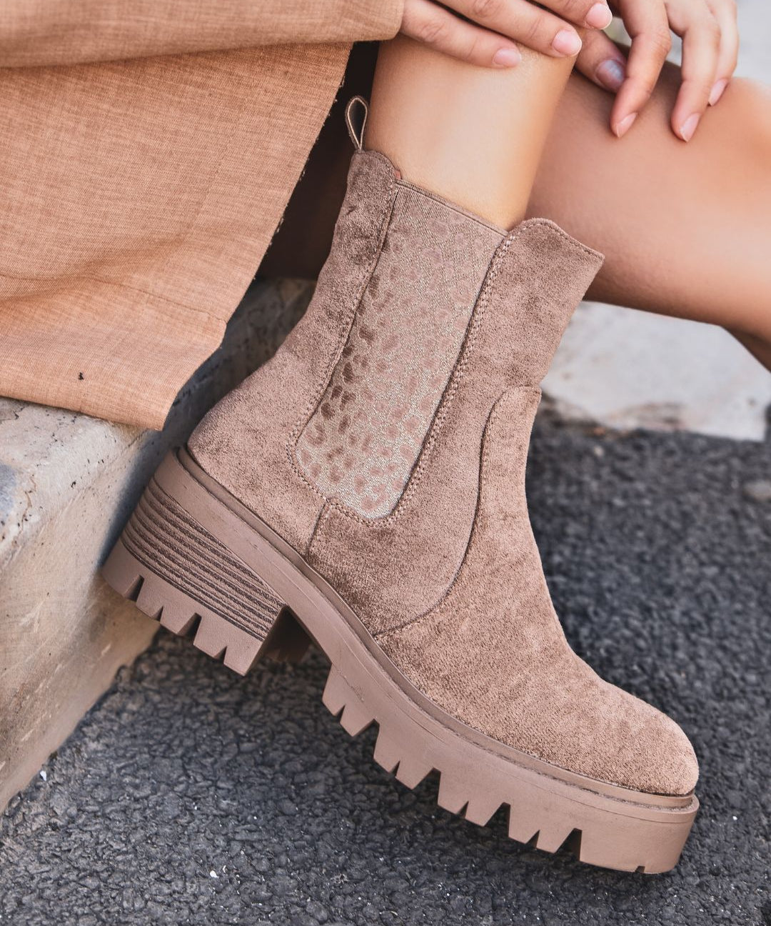 BOTTINES TAUPE AVEC SEMELLE CRANTÉE - Casualmode.fr