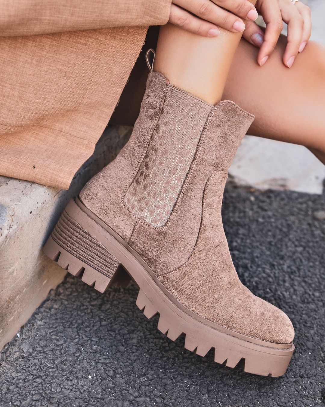 BOTTINES TAUPE AVEC SEMELLE CRANTÉE - Casualmode.fr