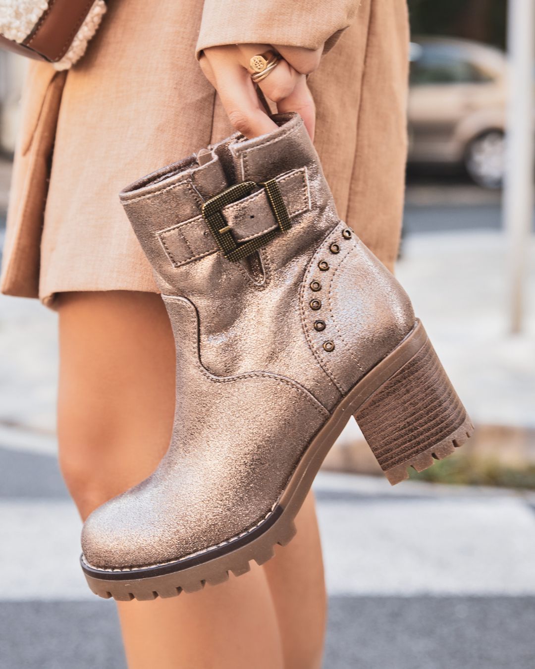 BOTTINES DORÉE À TALON AVEC BOUCLE - Casualmode.fr