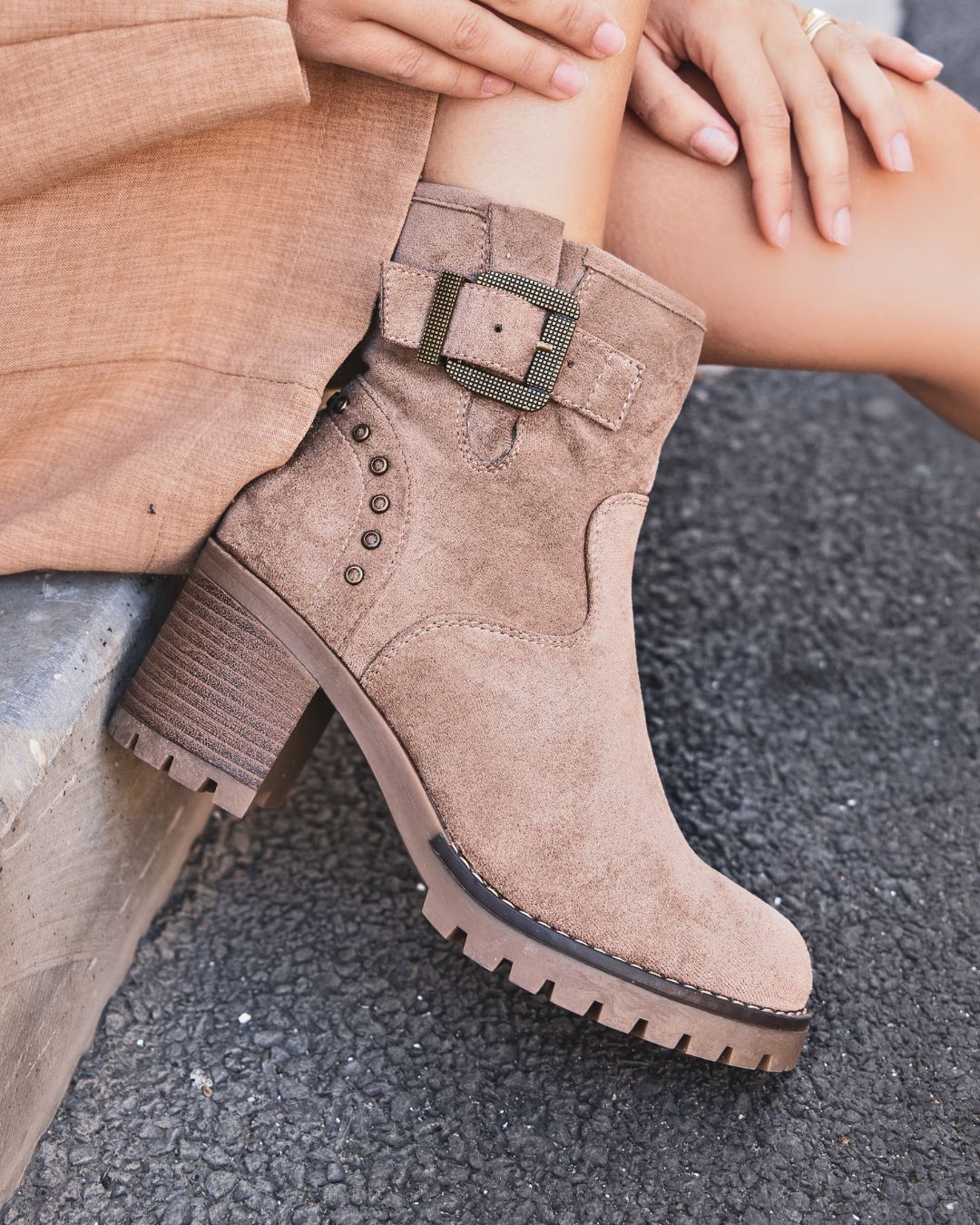 BOTTINES TAUPE À TALON AVEC BOUCLE ET CLOUS - Casualmode.fr