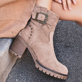 BOTTINES TAUPE À TALON AVEC BOUCLE ET CLOUS - Casualmode.fr