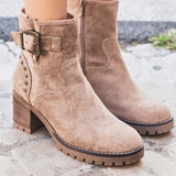 BOTTINES TAUPE À TALON AVEC BOUCLE ET CLOUS - Casualmode.fr