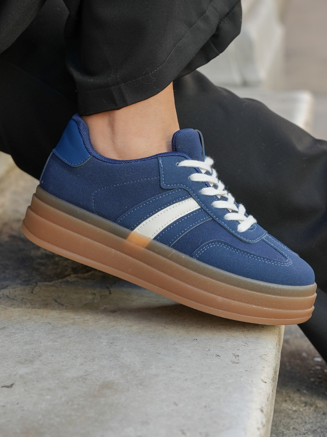 BASKETS PLATEFORME BLEU MARINE À SEMELLE EPAISSE - Casualmode.fr