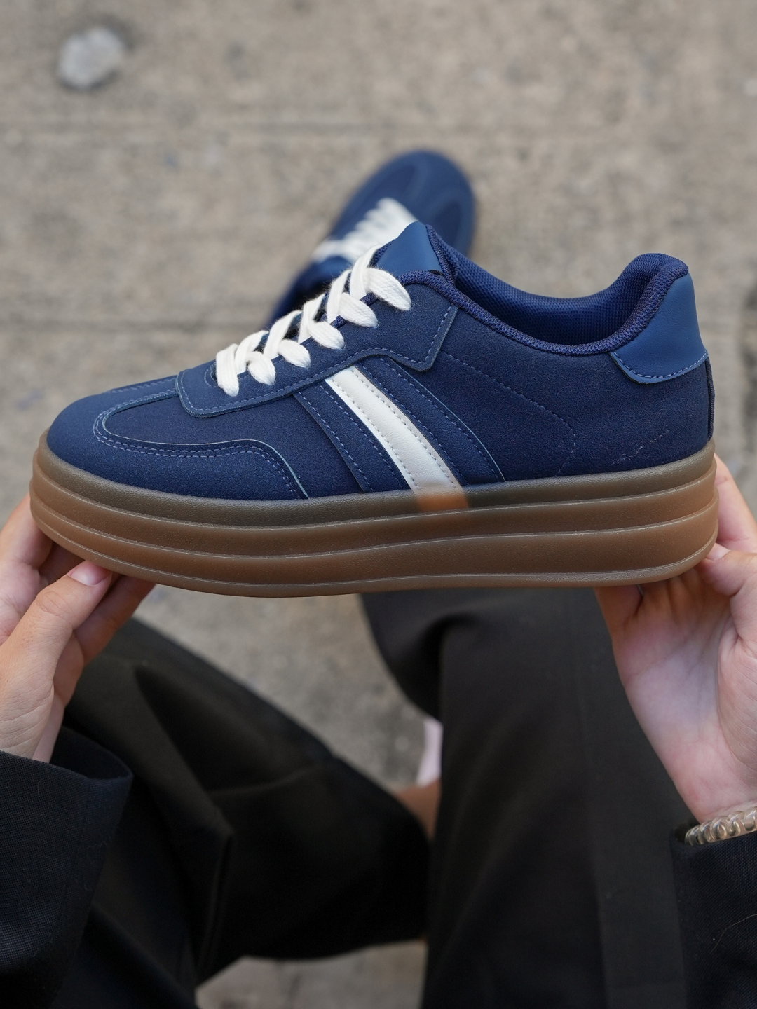 BASKETS PLATEFORME BLEU MARINE À SEMELLE EPAISSE - Casualmode.fr