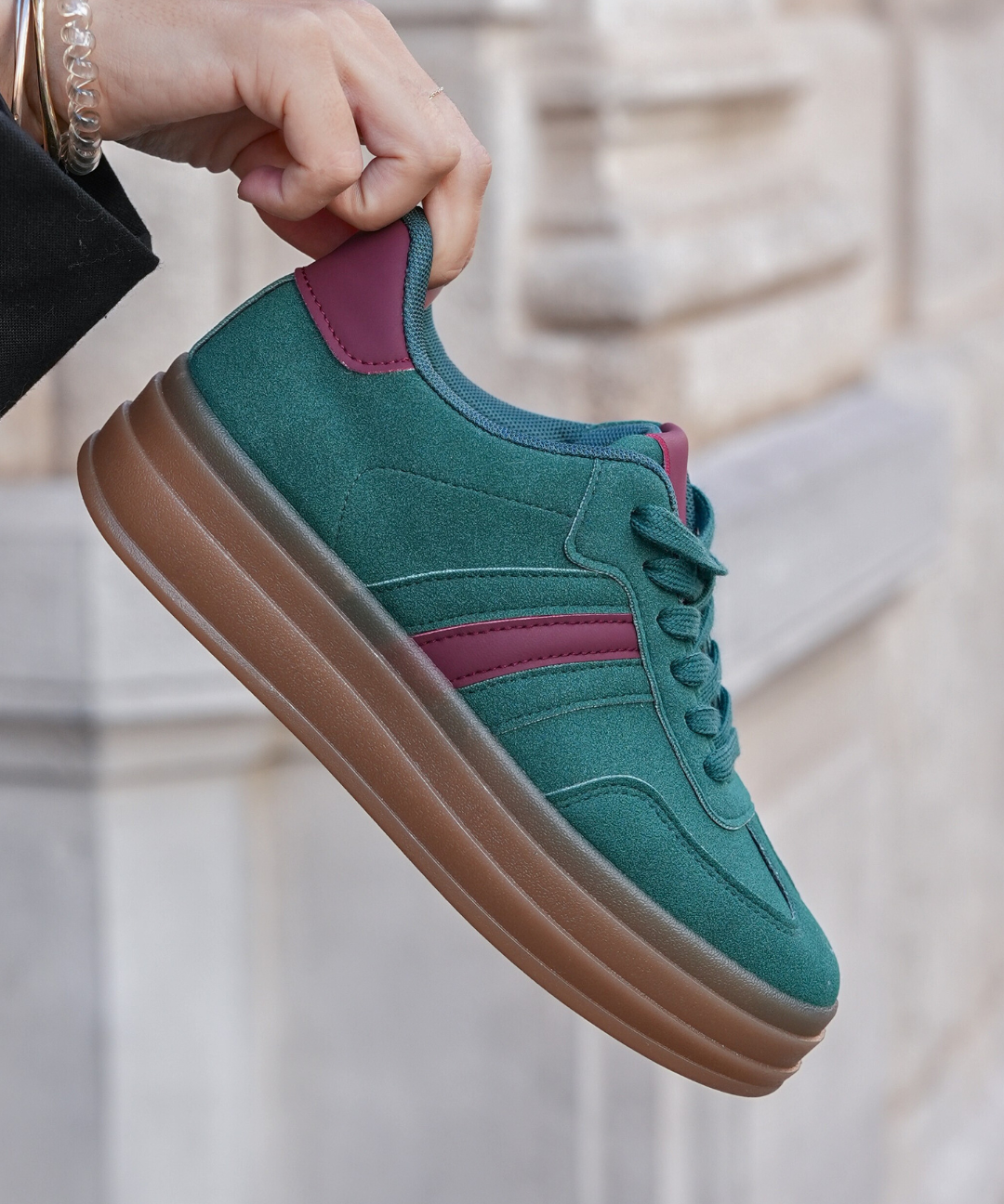 BASKETS VERT ÉMERAUDE AVEC DÉTAILS BORDEAUX - Casualmode.fr