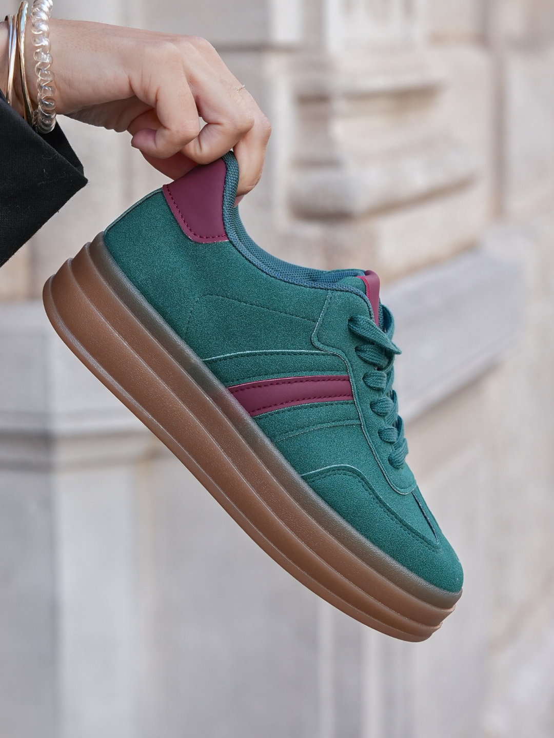 BASKETS VERT ÉMERAUDE AVEC DÉTAILS BORDEAUX - Casualmode.fr