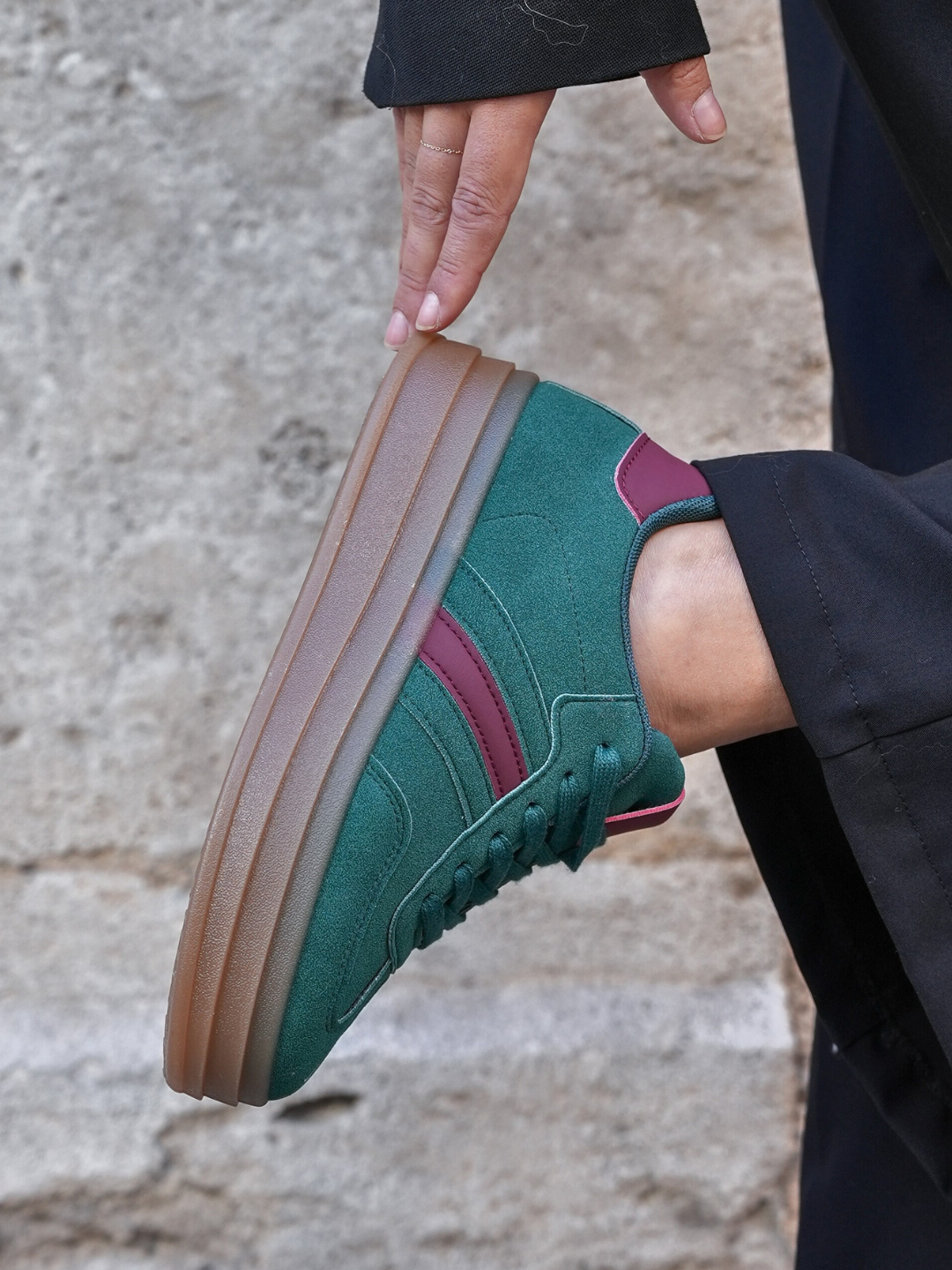 BASKETS VERT ÉMERAUDE AVEC DÉTAILS BORDEAUX - Casualmode.fr