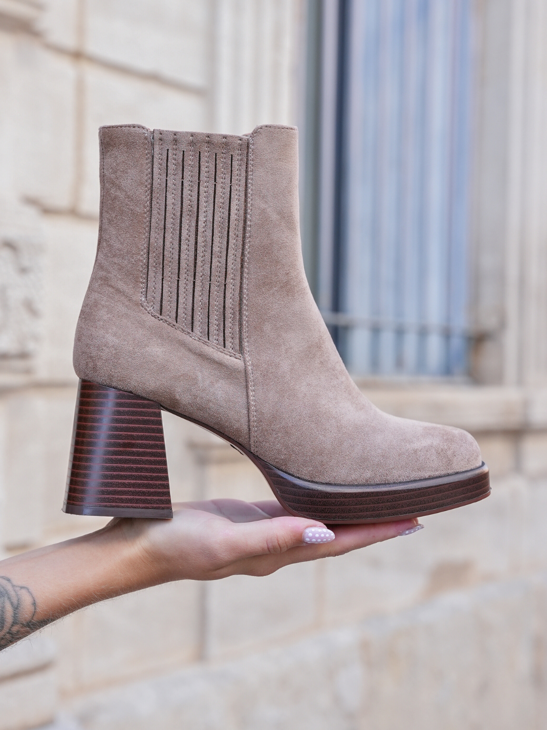 BOTTINES BEIGE À TALON ÉPAIS EN SUÉDINE - Casualmode.fr