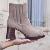 BOTTINES BEIGE À TALON ÉPAIS EN SUÉDINE - Casualmode.fr