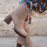 BOTTINES BEIGE À TALON ÉPAIS EN SUÉDINE - Casualmode.fr