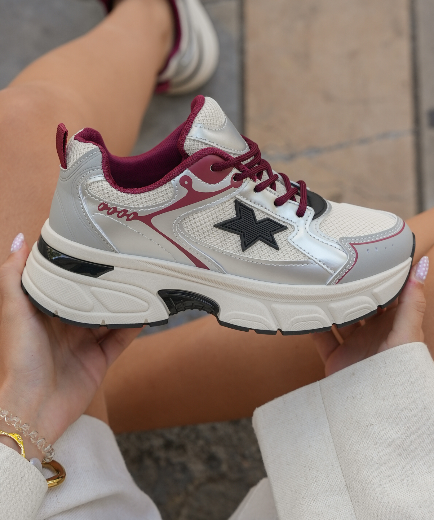 SNEAKERS ARGENTÉES ET BORDEAUX - Casualmode.fr