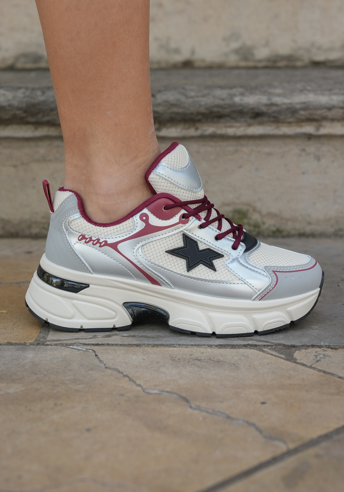 SNEAKERS ARGENTÉES ET BORDEAUX - Casualmode.fr