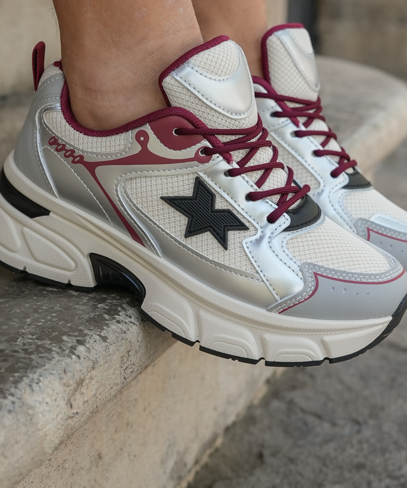 SNEAKERS ARGENTÉES ET BORDEAUX - Casualmode.fr