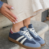 SNEAKERS BLEUES RÉTRO AVEC DÉTAIL BORDEAUX - Casualmode.fr