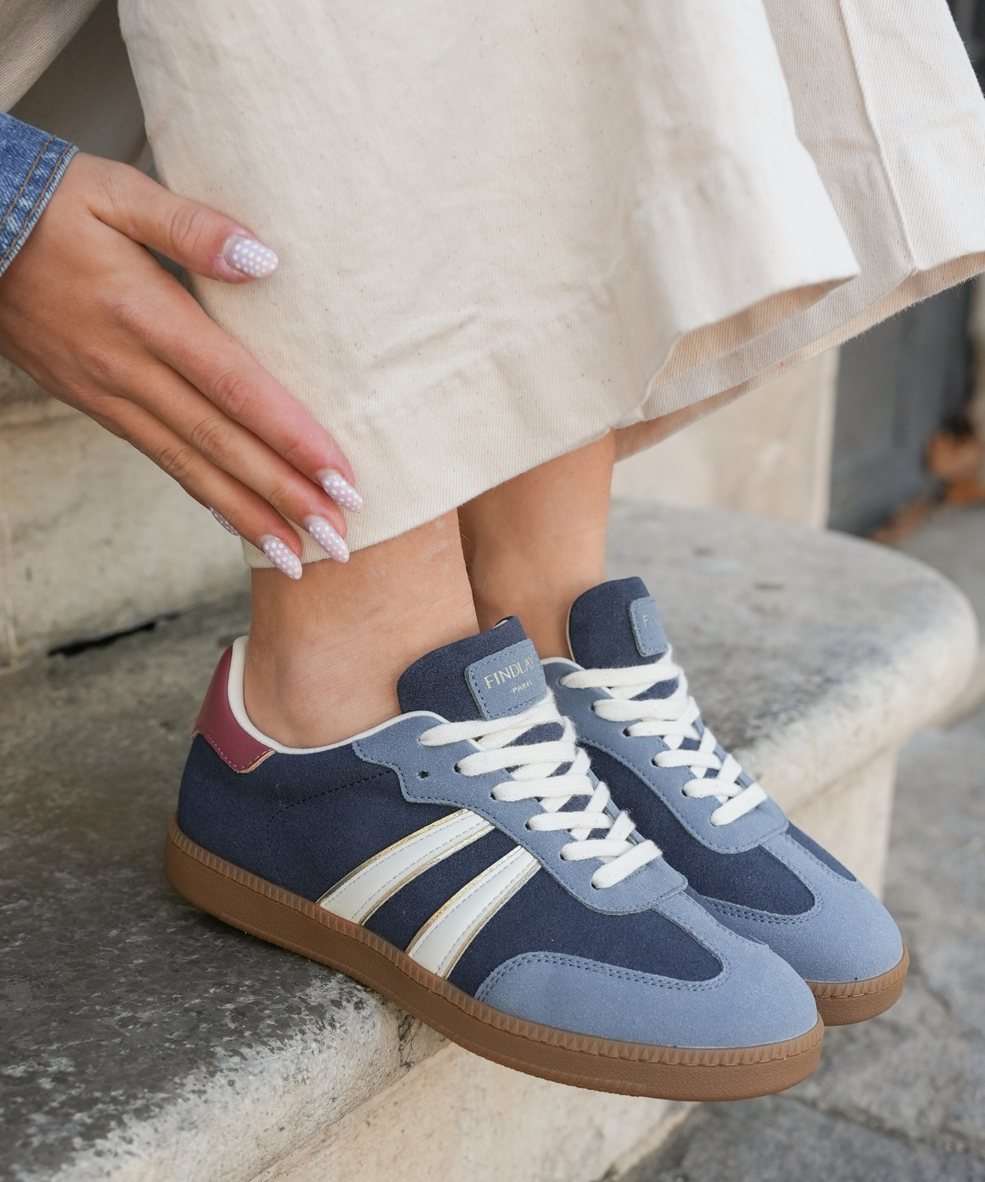 SNEAKERS BLEUES RÉTRO AVEC DÉTAIL BORDEAUX - Casualmode.fr