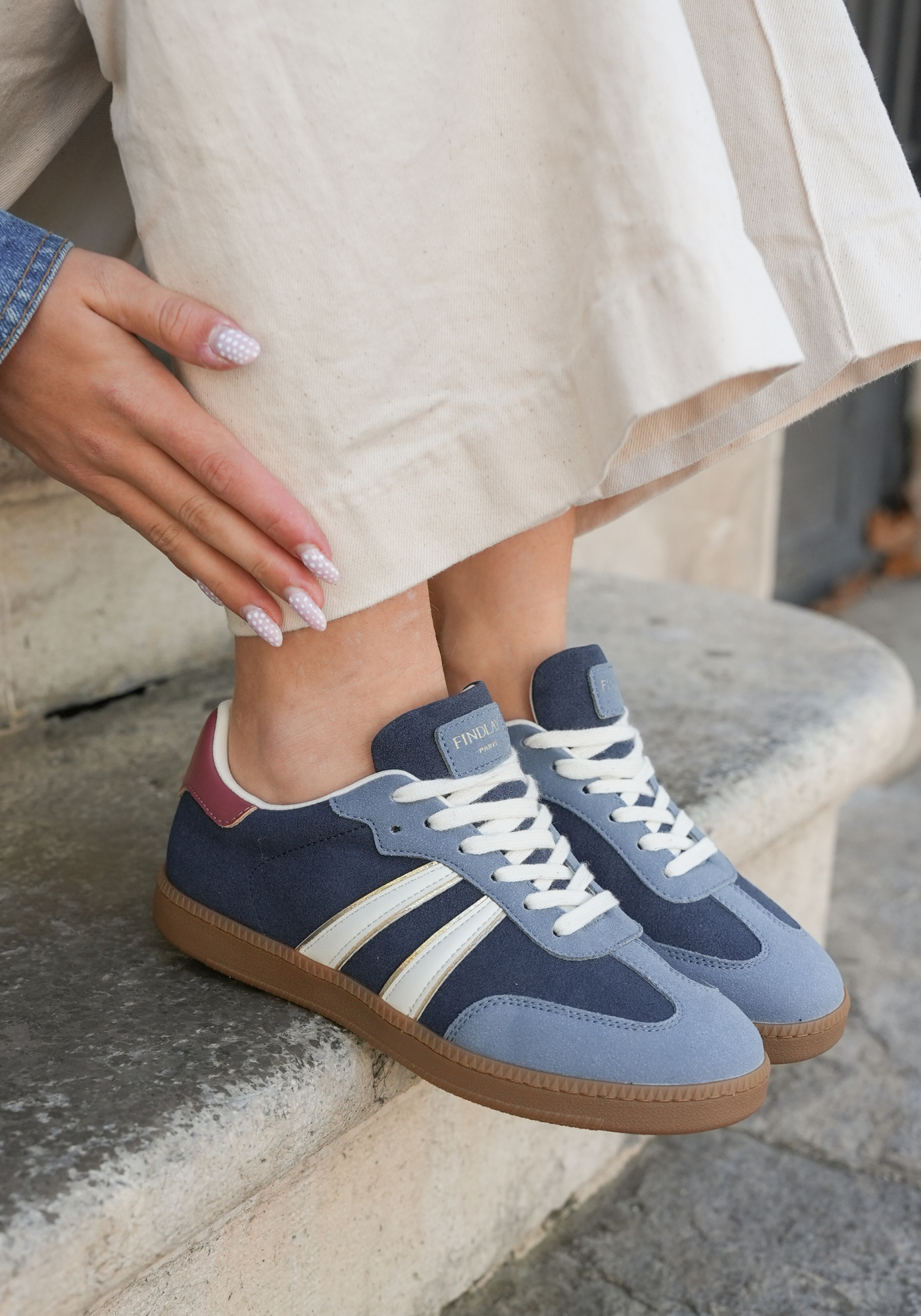 SNEAKERS BLEUES RÉTRO AVEC DÉTAIL BORDEAUX - Casualmode.fr