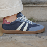 SNEAKERS BLEUES RÉTRO AVEC DÉTAIL BORDEAUX - Casualmode.fr