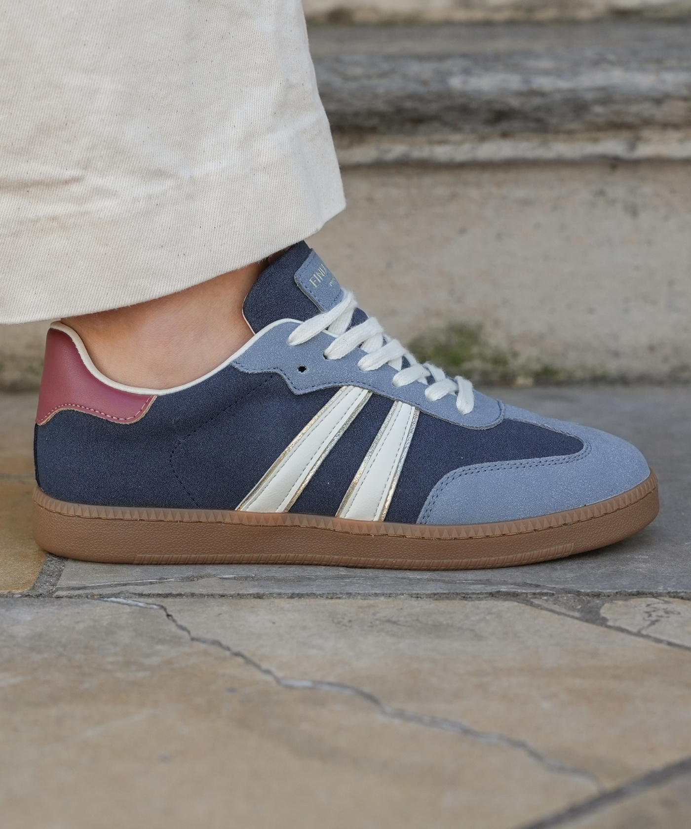 SNEAKERS BLEUES RÉTRO AVEC DÉTAIL BORDEAUX - Casualmode.fr