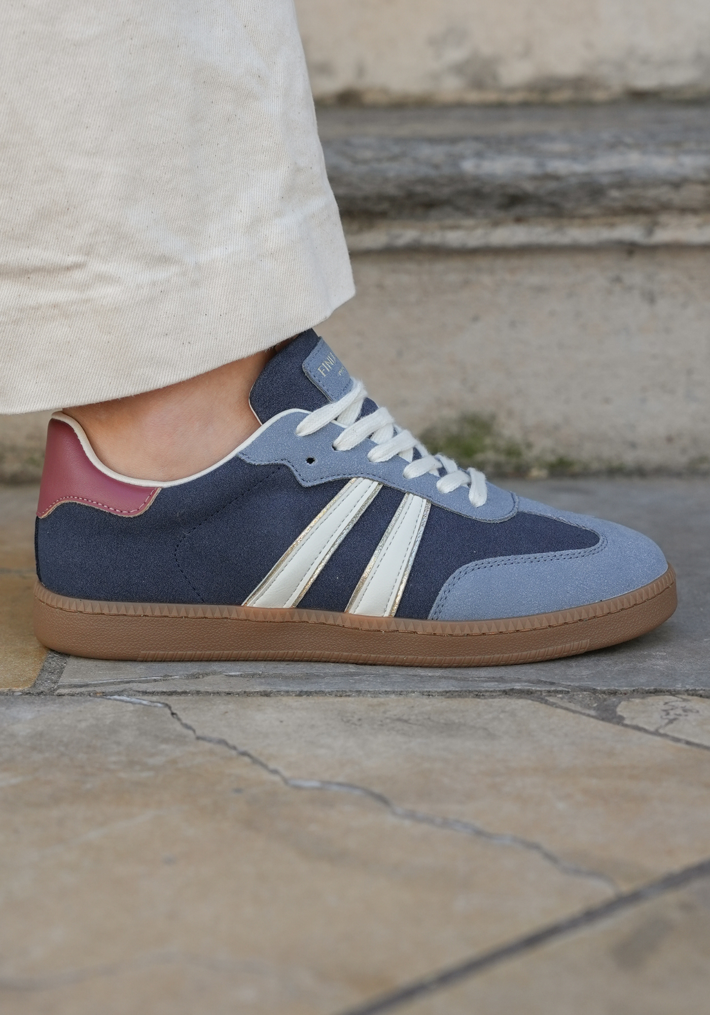 SNEAKERS BLEUES RÉTRO AVEC DÉTAIL BORDEAUX - Casualmode.fr